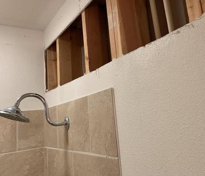shower with opened ceiling